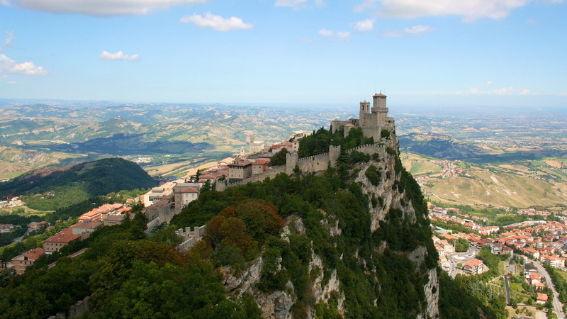 white, fort, beauty in nature, built structure, travel destinations, San Marino, day, architecture, Guaita Fortress, horizon, residential district, history