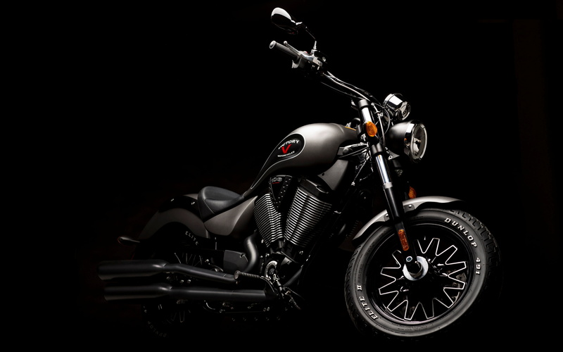 2015, side view, gunner, cruiser, dark, close-up, 5K, Victory, indoors, single object, studio shot, motorcycle, wheel, mode of transportation, chrome