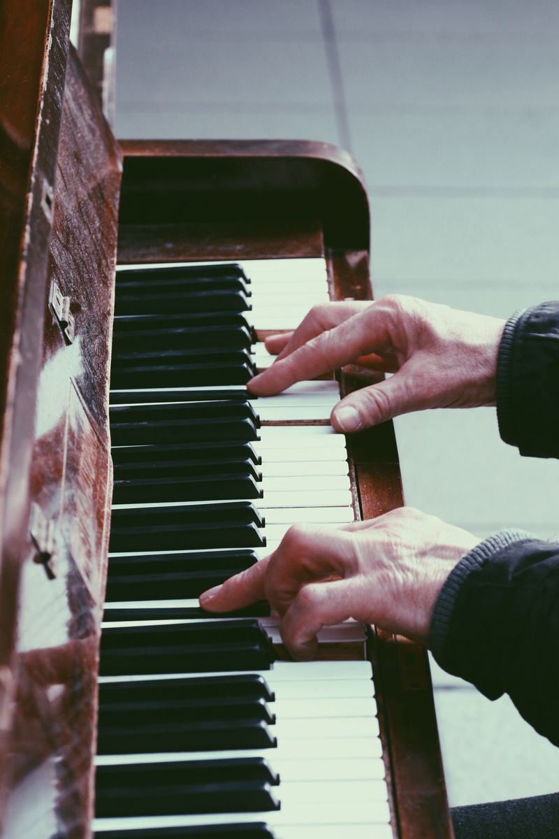 hands, keyboard instrument, real people, human body part, old man, computer keyboard, 5K, sheffield train station, musician, keys, skill, arts culture and entertainment
