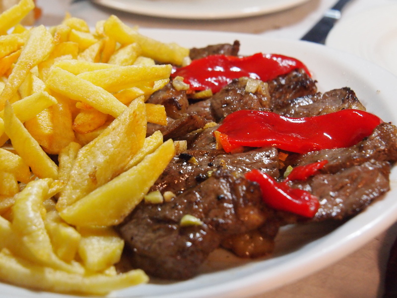 potatoes, beef, food and drink, no people, indoors, patatas, fast food, unhealthy eating, french fries, plato, crockery, comida, spain, still life, close-up