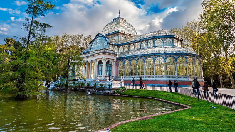real people, tree, travel destinations, park, built structure, nature, outdoors, plant, women, reflection, group of people, city, water, spain, buen retiro park