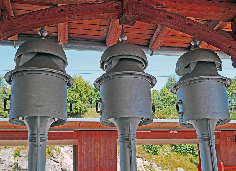 building, railway, hub, lighting equipment, world heritage, high mountains, day, svizzera, architecture, connection, bell, platform, rhb, ferrovia retica