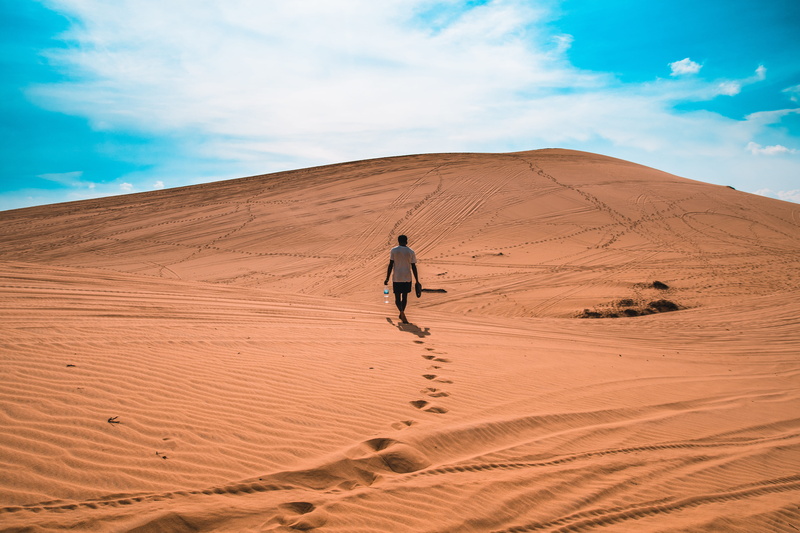 sand, 5K, tranquil scene, mũi né, climate, person, beauty in nature, non-urban scene, dry, landscape, sand dune, cloud - sky, soil, dune, scenics - nature