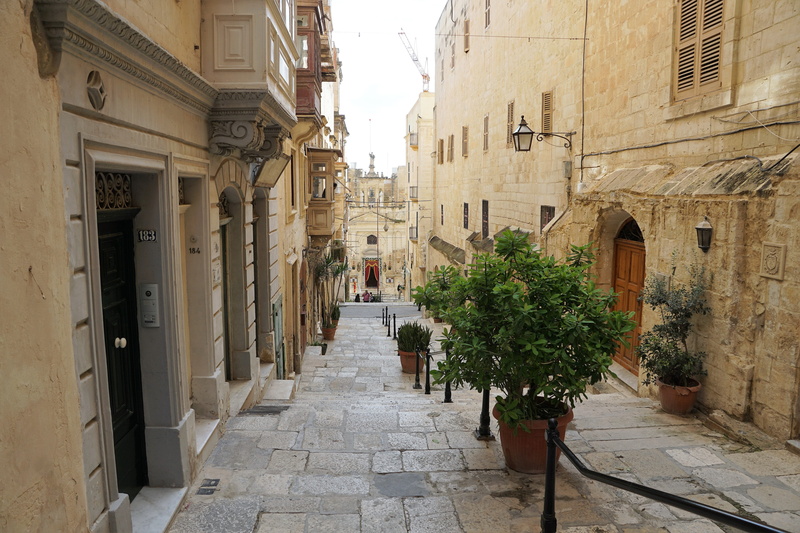 center later, italy, outdoors, urban Scene, stairs, architecture, alley, road, input, the way forward, Valetta, tree, history, Road, town, rise, door, building Exterior