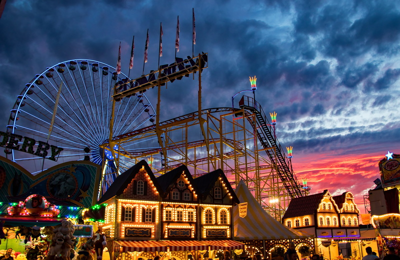 arts culture and entertainment, sky, illuminated, carousel, architecture, ferris wheel, year market, folk festival, amusement park, dusk, fairground, building exterior