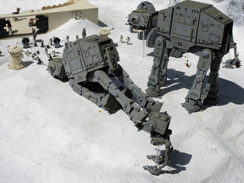 robot, legoland, army, starwars, day, two, theme park, children, machine gun, outdoors, photography, robots, fighting, navy, war, build, 4K, black, government