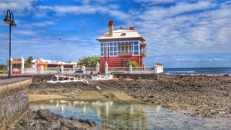2K, land, sand, sky, tower, built structure, cloud - sky, building, arrieta, building exterior, nature, no people, spain, casa azul, lighthouse, water