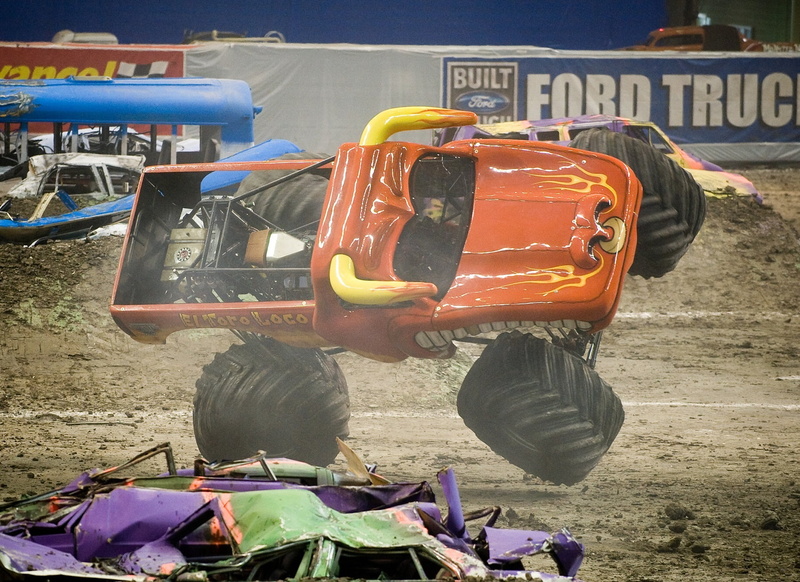 high angle view, sunlight, event, day, exhibition, outdoors, motorsport, power, rally, helmet, 1080P, fun, motor vehicle, architecture, monster jam, style