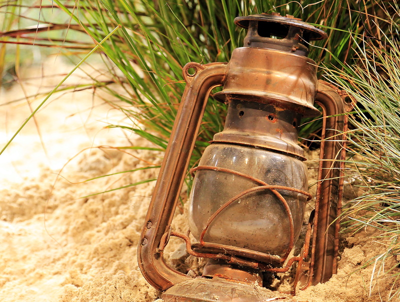 nature, brown, lighting, electric lamp, metal lantern, lighting equipment, 4K, rusty, lamp, oil lamp, outdoors, light, field, close-up, lantern, light source