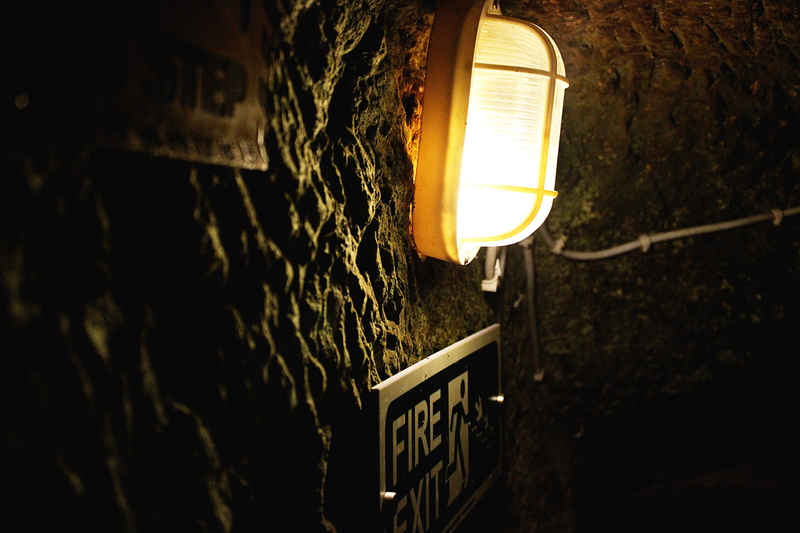 focus on foreground, 5K, built structure, cave, architecture, electricity, rock, caves, st. paul’s catacombs, wall - building feature, selective focus