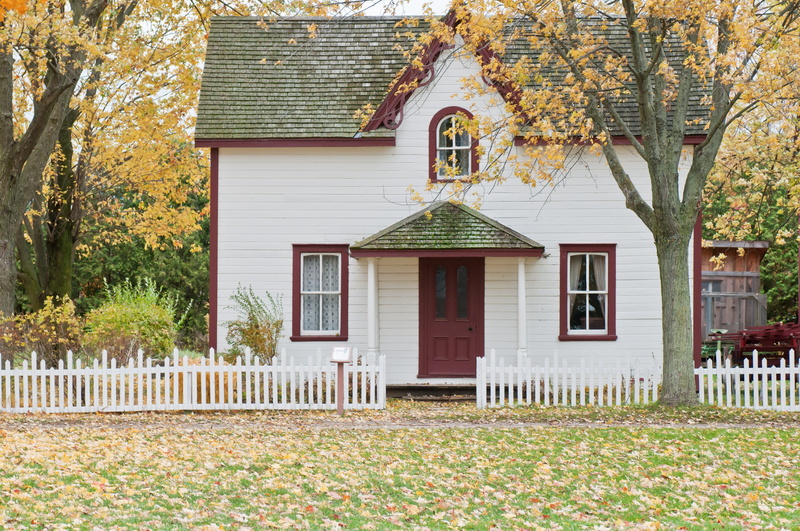 trees, lawn, day, white, barrier, home Ownership, front or Back Yard, red, building, boundary, building Exterior, tree, gray, built Structure, residential district