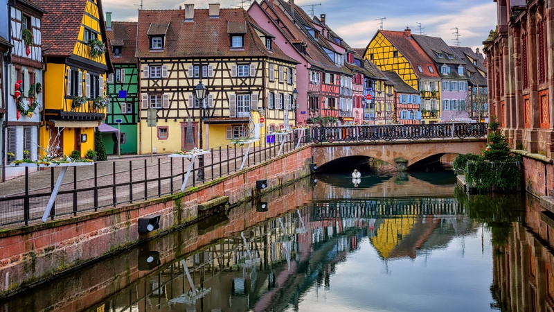 residential district, arch, connection, nature, little venice, water, built structure, sky, building, cottage, bridge - man made structure, street, waterfront