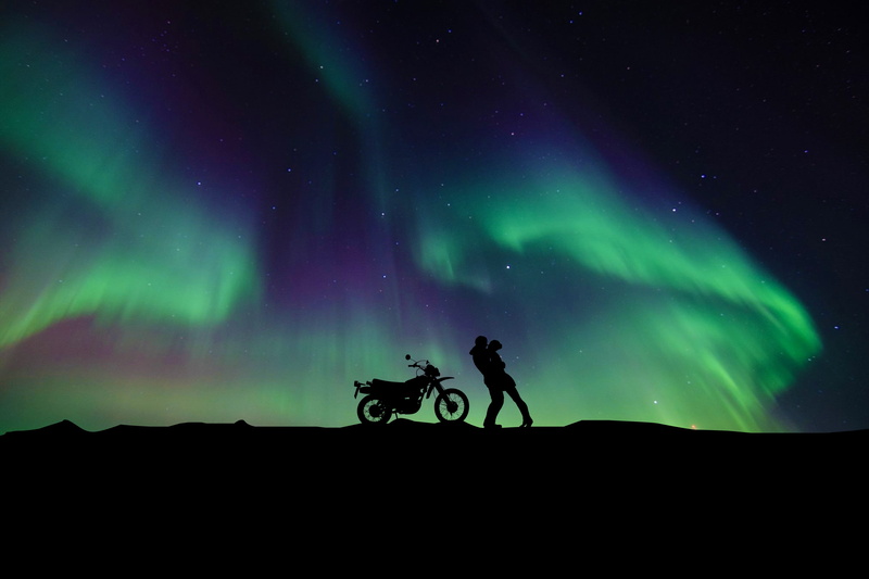 Night sky, Aurora Borealis, Northern Lights, Couple, Romantic kiss, Silhouette, 4K, 4K, Motorcycle, Girl friend