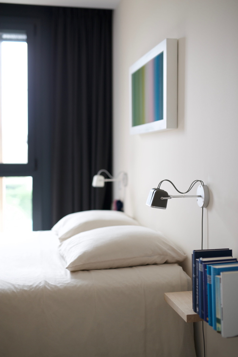 hotel room, no people, bookcase, bedspread, indoors, home showcase interior, cosy home, interior, modern, luxury, white, home interior, pillow, domestic room