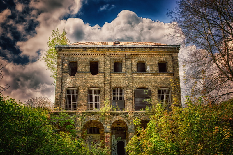 sky, window, brown, history, house, near, 5K, mysterious, the past, facade, outdoors, building, threatening, built structure, tree, broken, building exterior