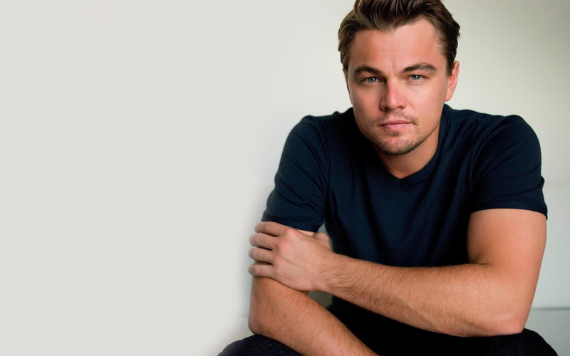 men, actor, leonardo dicaprio, 2K, black, leonardo, look, s, sitting, shirt, man, t, dicaprio