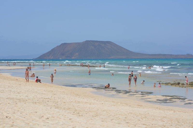 sand, wave, sea, landscape, summer, large group of people, people, isla de lobos, 5K, sky, beauty in nature, vacations, group of people, coastline, crowd