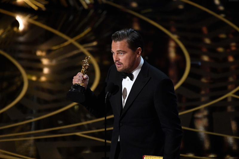 luxury, 5K, looking, black hair, business, formalwear, well-dressed, holding, Oscar, waist up, clothing, Oscar 2016, one person, Leonardo DiCaprio, young adult