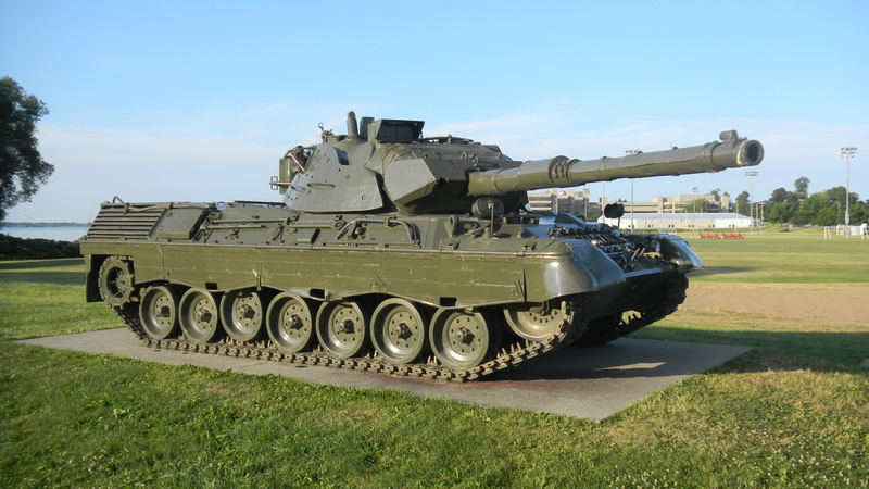 armored tank, field, sunlight, outdoors, aggression, land, fighting, 4K, mode of transportation, conflict, weapon, armed forces, nature, day, plant, war