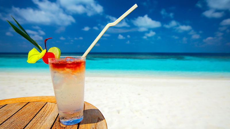 white, alcohol, drinking straw, land, household equipment, sky, food, summer, straw, drinking glass, glass, food and drink, sea, water, 1080P, beach, cocktail
