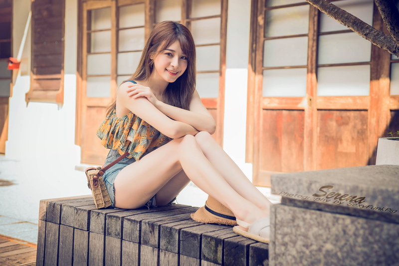 sitting, women outdoors, 5K, smiling, legs, straw hat, Asian, jean shorts, women, looking at viewer