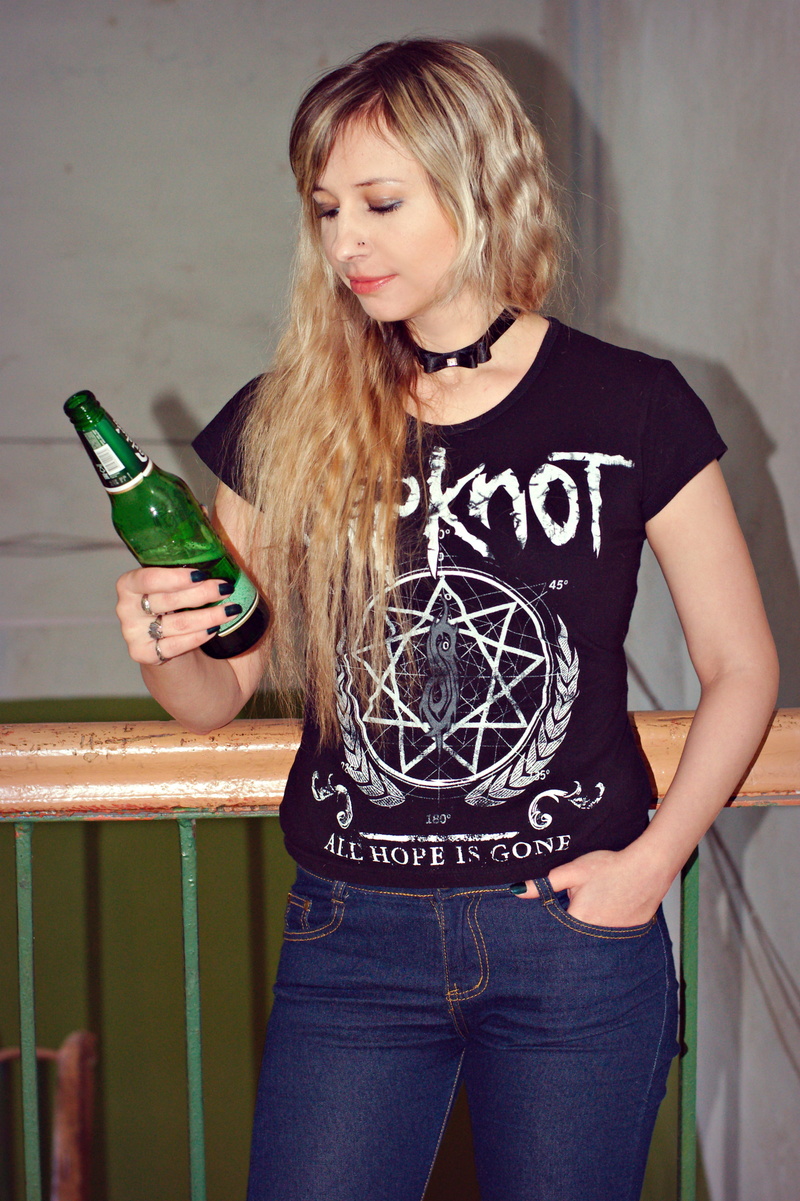 drink, hair, one person, woman, people, three quarter length, satan, rocker, young women, beer, beautiful woman, carlsberg, sad, refreshment, lifestyles