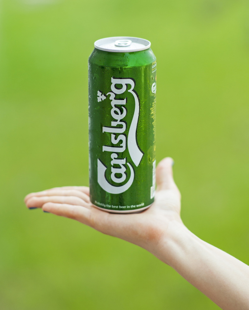 drink, western script, lifestyles, macro, photo, sparkling, food, acidic, unrecognizable person, entertainment, human limb, photography, tin, holding, alcohol