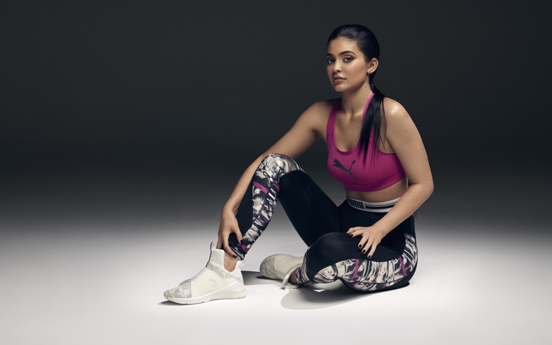sport, studio shot, clothing, Fierce, hairstyle, k, sports clothing, lifestyles, gray, gray background, 4K, exercising, sitting, young adult, young women