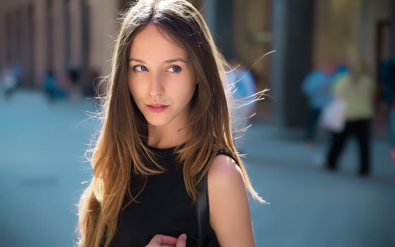 1080P, one person, beauty, Lorenza Cani, city, portrait, focus on foreground, face, straight hair, long hair, real people, depth of field, hairstyle, women