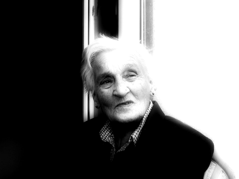 indoors, disease, looking at camera, constant, senior women, human, Woman, calcification, Old PeopleS Home, adults only, dependent, adult, smiling, age