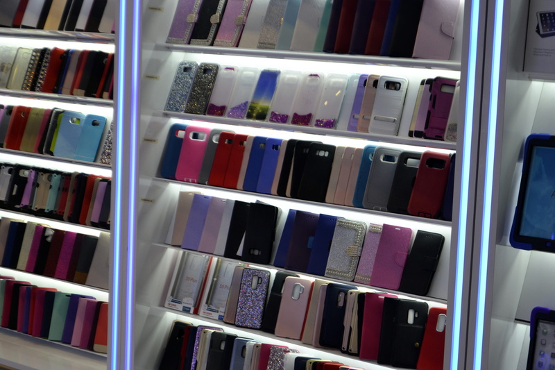 bookshelf, led, store, display, internet, variation, multi colored, microsoft, in a row, retail, sale, order, smart phone, apple, digital, case, electronics