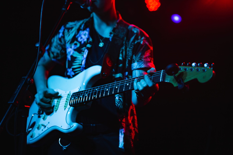 guitarist, lighting equipment, stage - performance space, electric guitar, pop musician, vocalist, singing, playing, musical instrument, musician, rock music