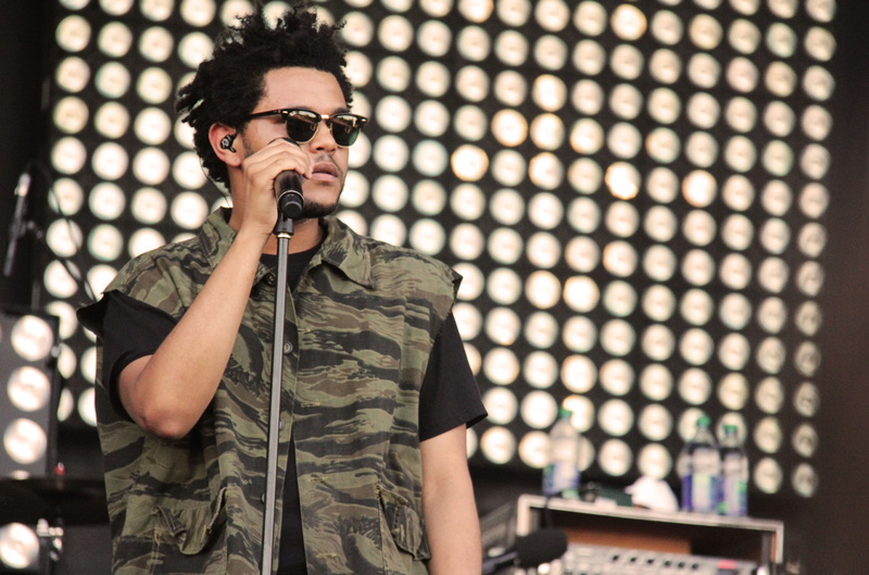 men, holding, adult, security, refreshment, drink, standing, glasses, technology, 4K, bottle, hairstyle, the weeknd 4k desktop hd, front view, one person