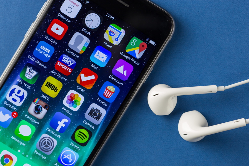 close, equipment, Close-up shot, background, plain, iPhone 6, apple Computers, 4K, connection, still life, studio shot, touch Screen, blue, smart Phone
