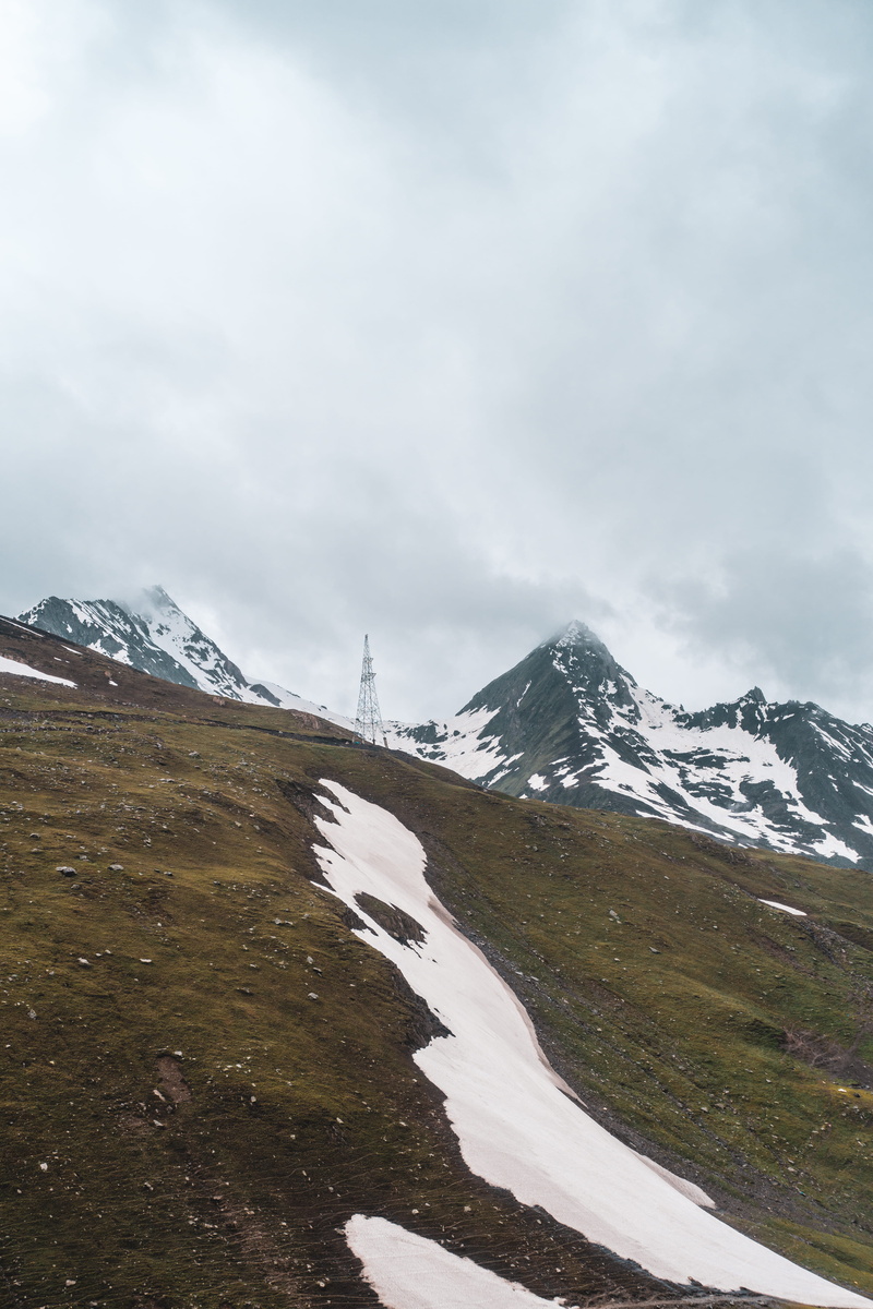 summit, non-urban scene, beauty in nature, brown, snowy, cloud, tranquil scene, mountain peak, snowcapped mountain, mountain range, environment, green