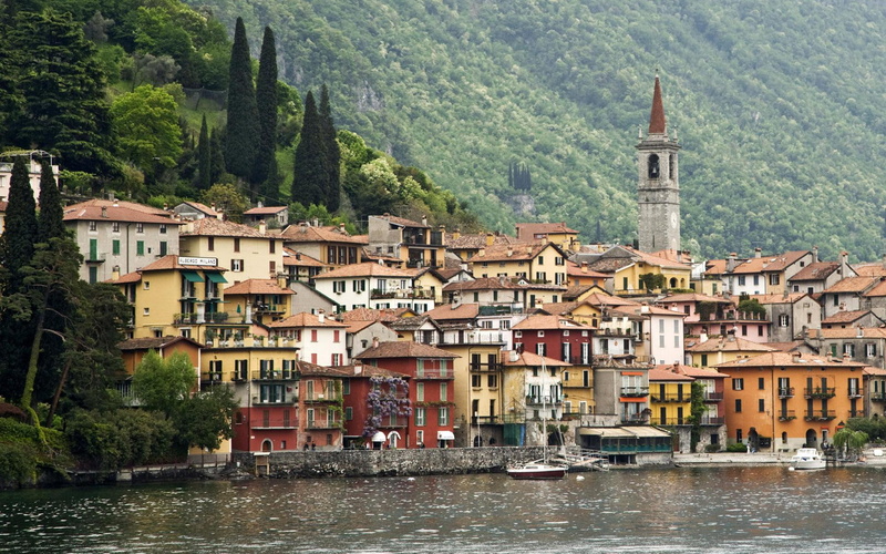 hill, church, scenic, boat, varenna, houses, travel, water, alps, lake, europe, hillside, 1080P, trees, homes, italy