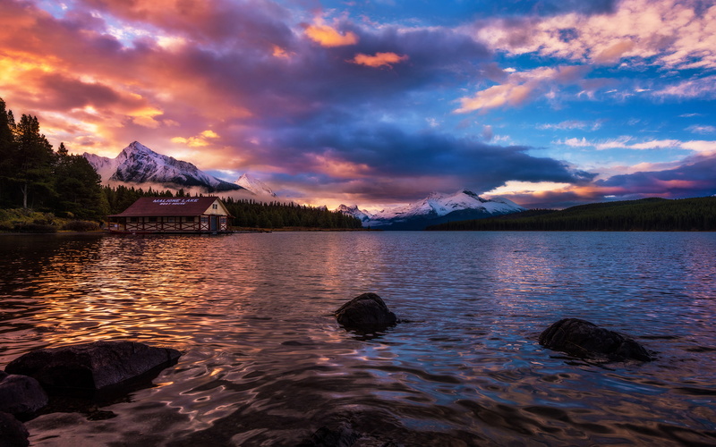 lake, glaciers, boathouse, alberta, canada, park, maligne, jasper, island, three, sunrise, hd, visible, spirit, 2K, national, desktop