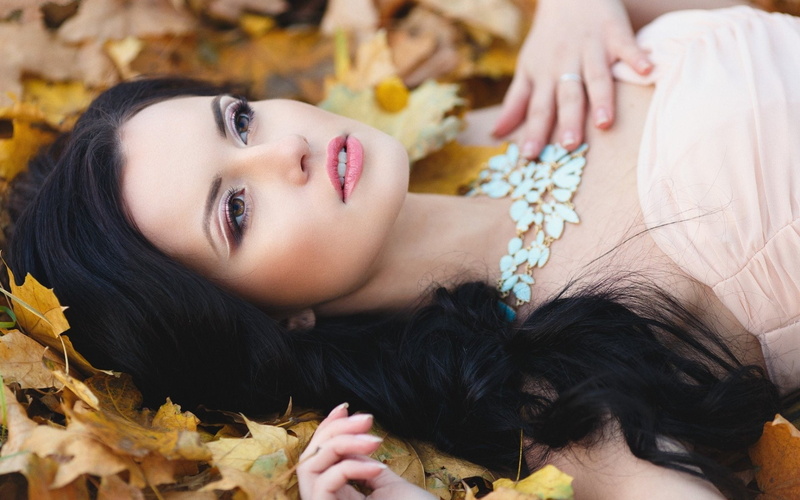 one person, beauty, 1080P, hair, headshot, pretty girl pics 1920x1200, leisure activity, lifestyles, plant part, autumn, lying down, change, leaf, young adult