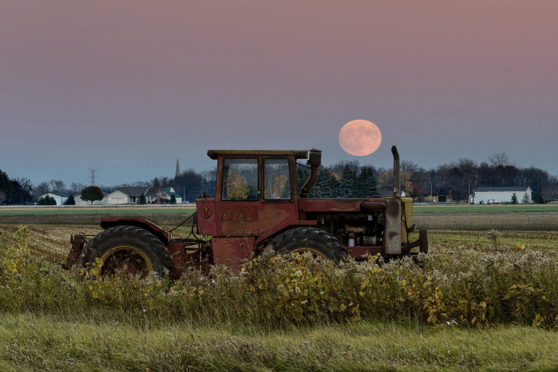 harvesting, land vehicle, land, agricultural equipment, Supermoon, non-Urban Scene, crop, sky, agriculture, Tractor, rural Scene, agricultural Machinery