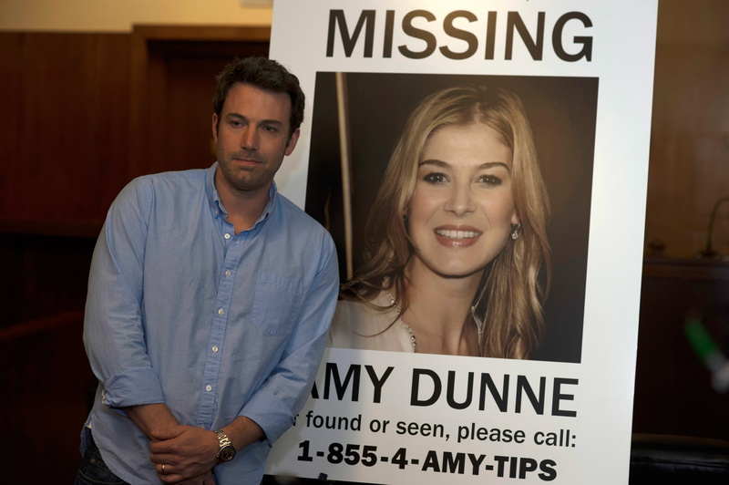 sign, young Women, portrait, text, ben affleck, indoors, rosamund pike, women, men, 4K, looking At Camera, ben, smiling, western script, business, owner