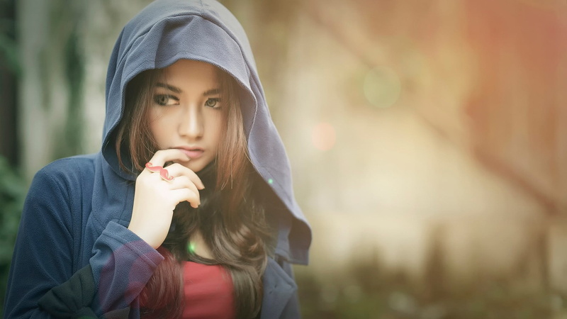 young women, hood, woman, focus on foreground, hoods, warm clothing, hairstyle, 1080P, front view, outdoors, holding, real people, portrait, teenager