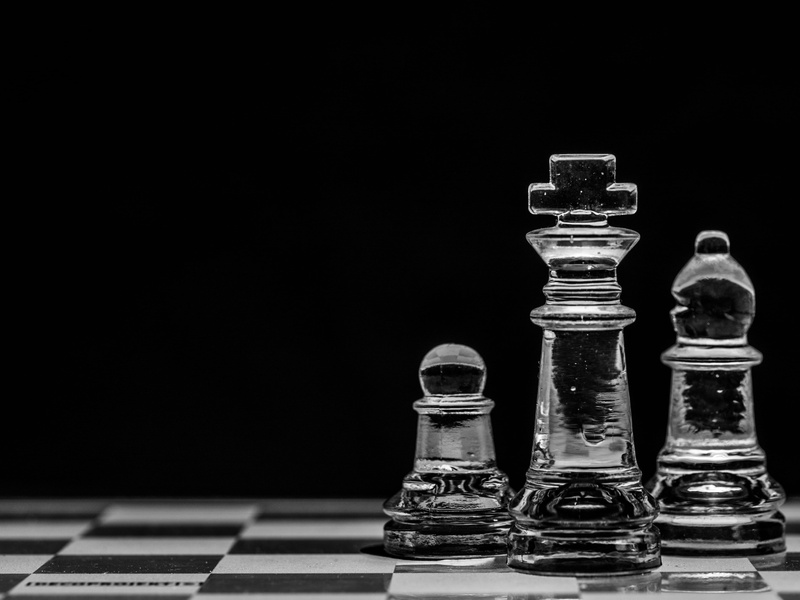 queen - chess piece, board game, king - chess piece, copy space, clear, piece, challenge, relaxation, knight - chess piece, studio shot, 4K, glass, leisure games