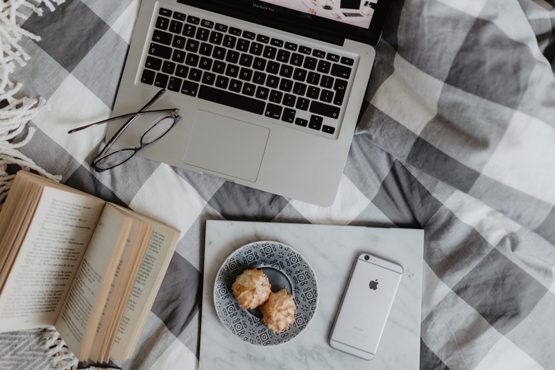 technology, cell phone, bed, freshness, wireless technology, table, sweet food, above, 5K, reading, no people, bedroom, mobile, macbook, snack, computer