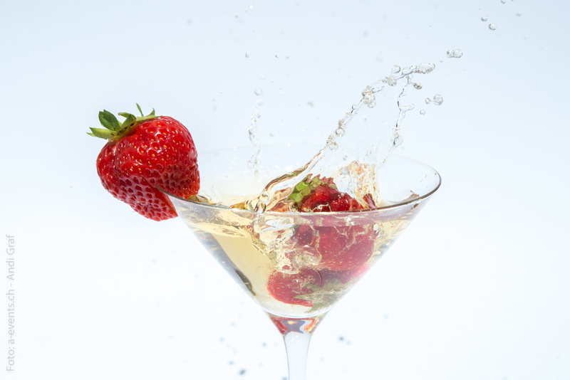 spray, champagne, no people, healthy eating, freshness, food, indoors, drink, martini, alcohol, splashing, studio shot, drinking glass, fruit, food and drink