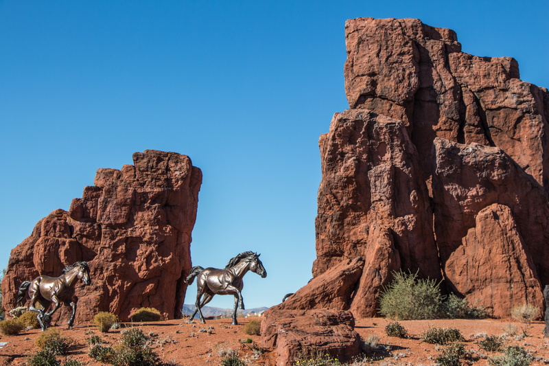culture, outdoors, landmark, rock - object, mountains, representation, sky, symbol, nature, statue, 5K, animal representation, travel, history, day, sandstone