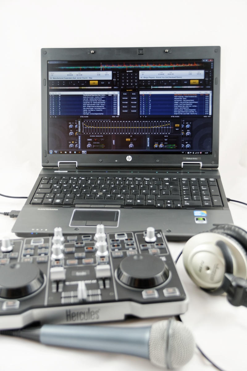 computer, computer equipment, device, wireless technology, table, technical device, laptop, keyboard, microphone, control, close-up, sound recording equipment
