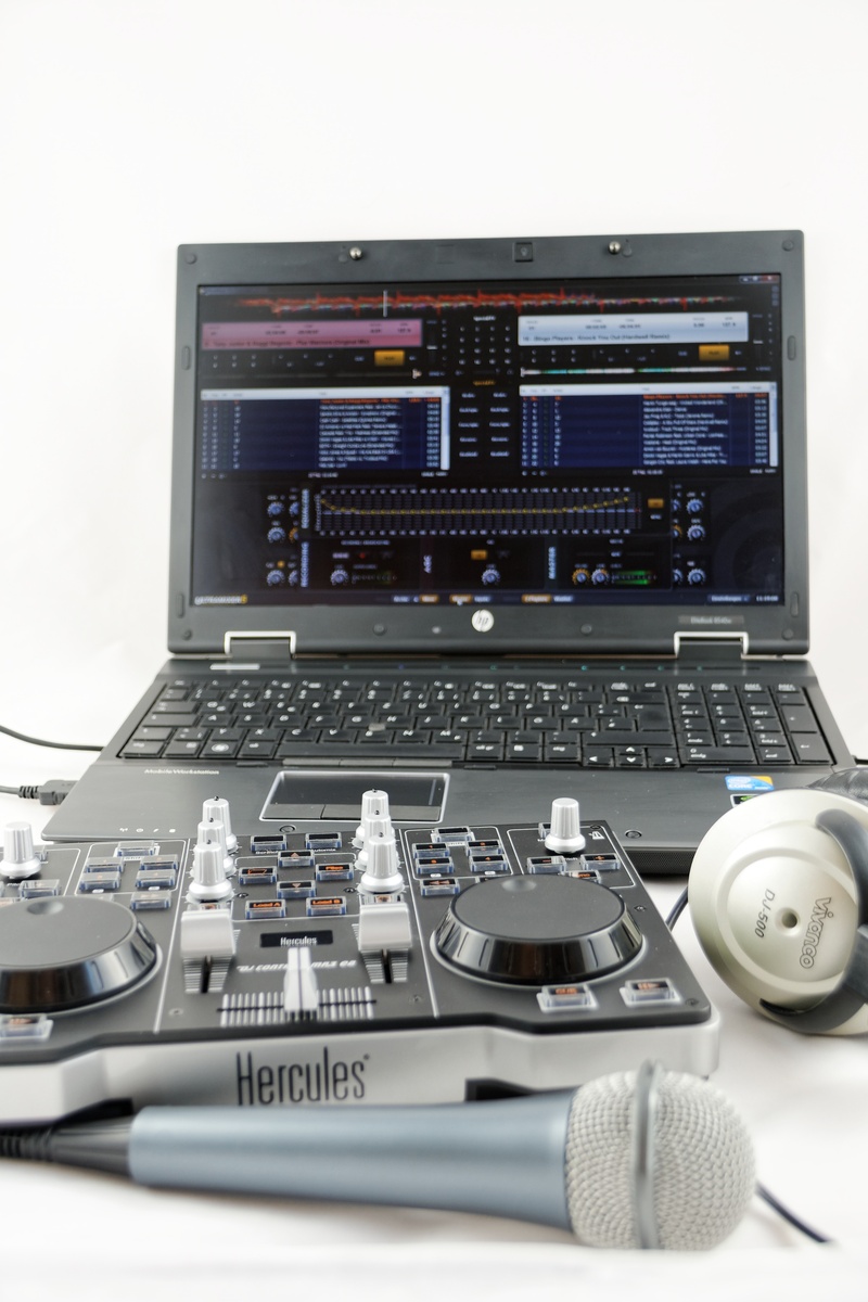 indoors, entertainment, laptop, 2K, no people, still life, computer, white background, vivanco, notebook, hewlett packard, set, dj, technical device, close-up