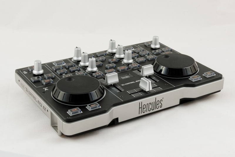 mp3, connection, turntable, arts culture and entertainment, no people, equipment, electronics industry, indoors, close-up, studio shot, audio equipment