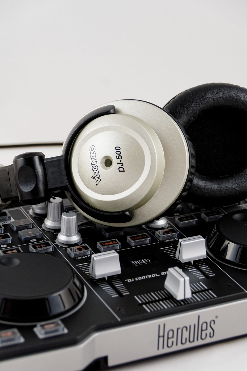 indoors, black color, technical device, retro styled, hercules, equipment, mp3, white background, machinery, music, control, studio shot, sound, close-up