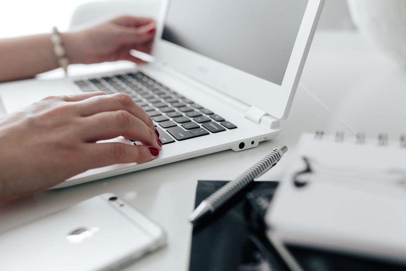 computer, connection, minimal, 2K, table, using laptop, minimalism, keyboard, computer keyboard, home office, work, home, communication, white, business